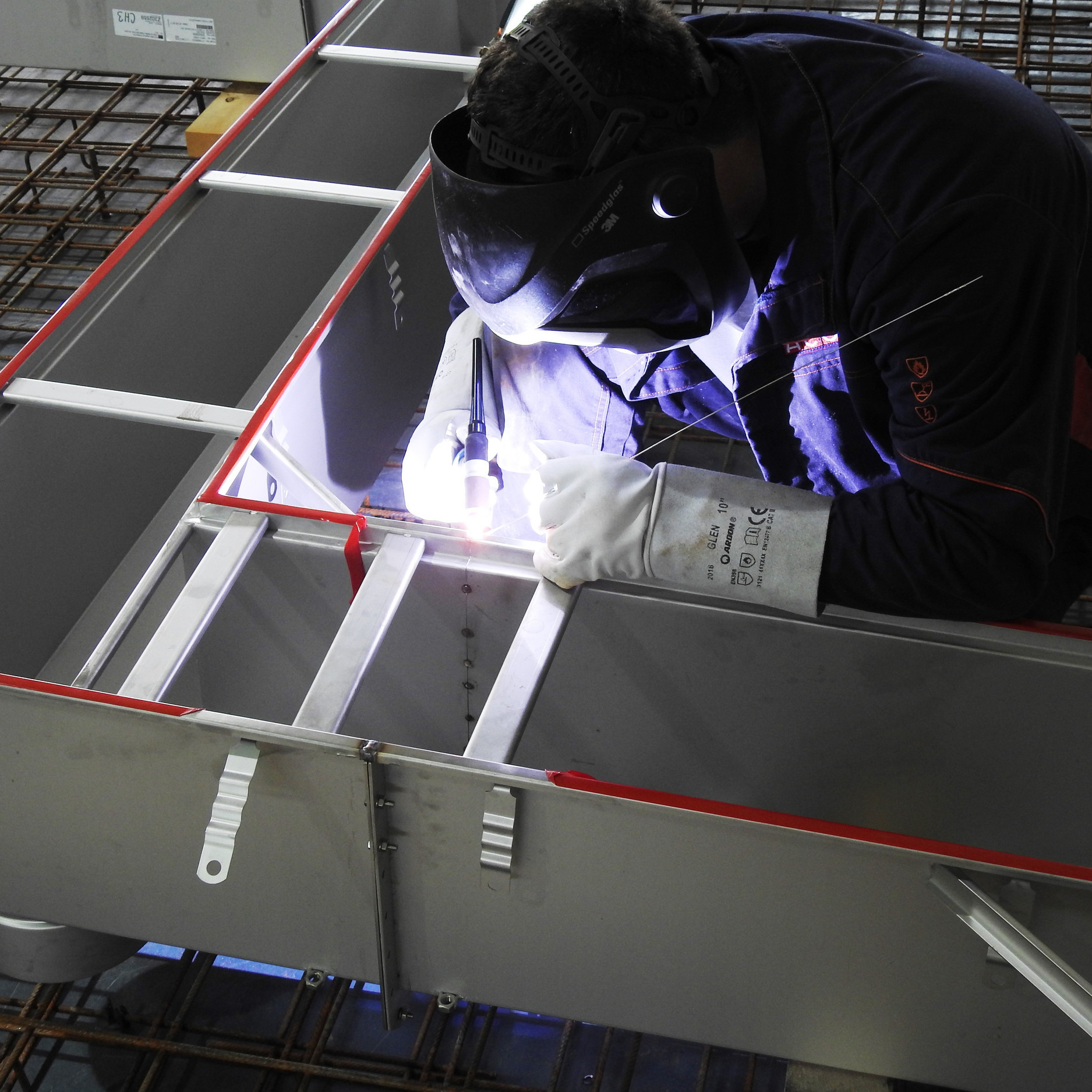 Pengelasan dan 
pemasangan di lokasi